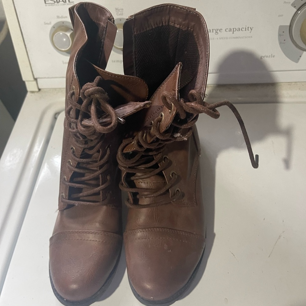 Brown combat boots size 6, excellent condition 😁